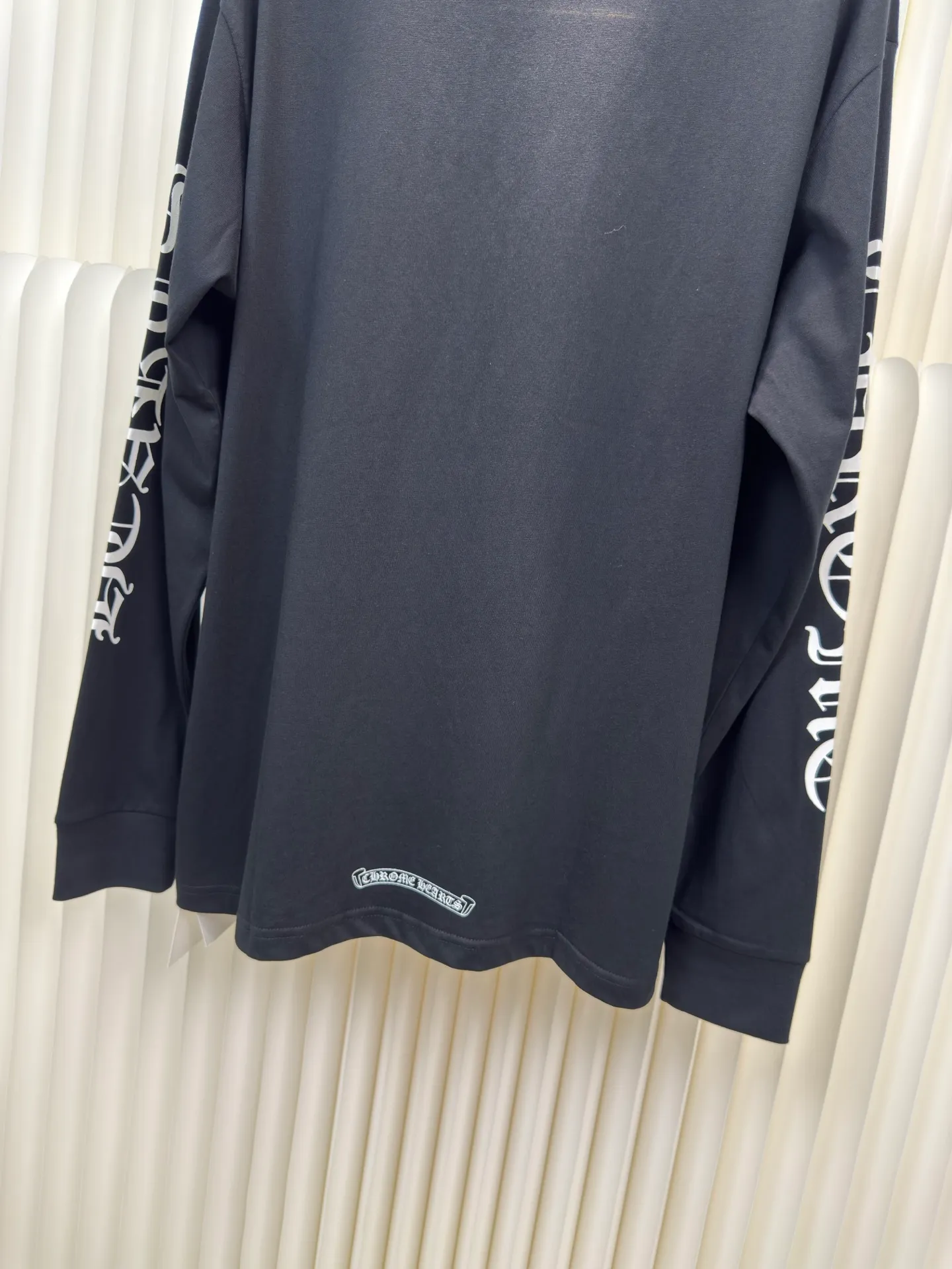 P290 Chrome Hear Sanskrit collar long sleeves. The fabric is made of 26 weave 200 grams cotton. The printing is ink printing. Customized accessories. Size S M L
